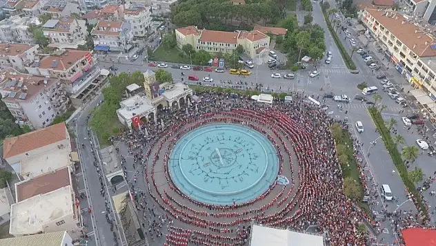 Saat 19:19'da 1919 öğrenci birlikte 'Atabarı' oynadı