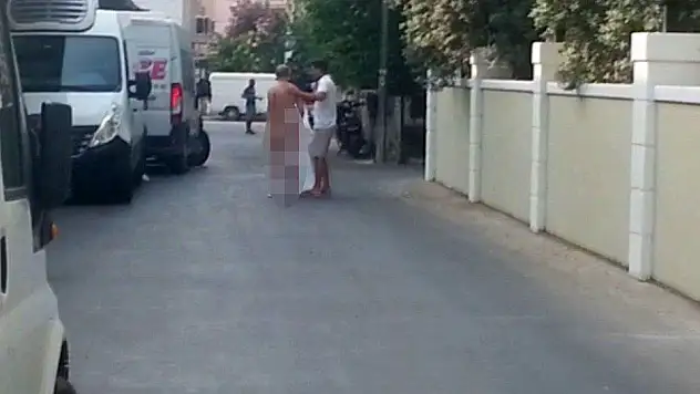 Çırılçıplak dolaştı