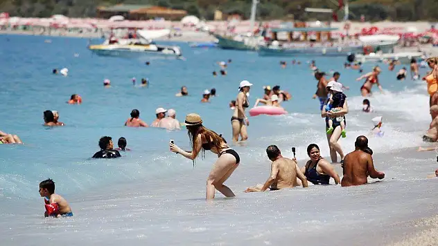 Sıcak havada denize koştular