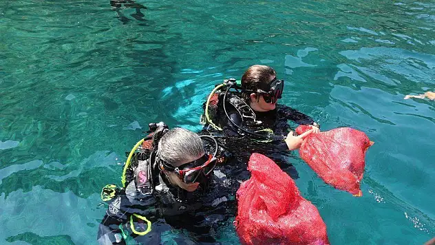 Dünya Kadınlar Dalış Günü'nde ilk kez denize dalıp deniz dibini temizlediler