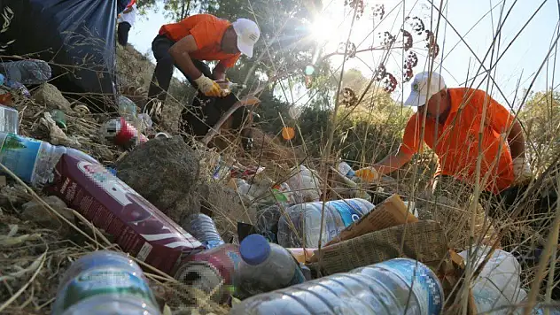 Bodrum'da 4 saatte 2 ton çöp topladılar