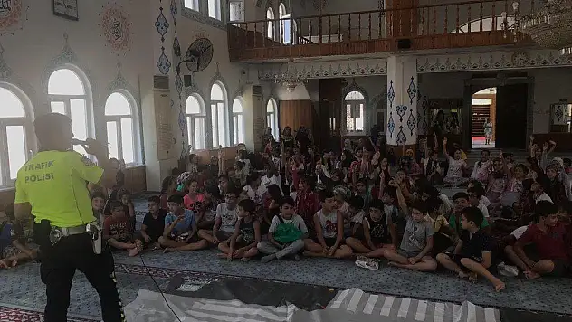 Kuran kursu öğrencilerine trafik eğitimi