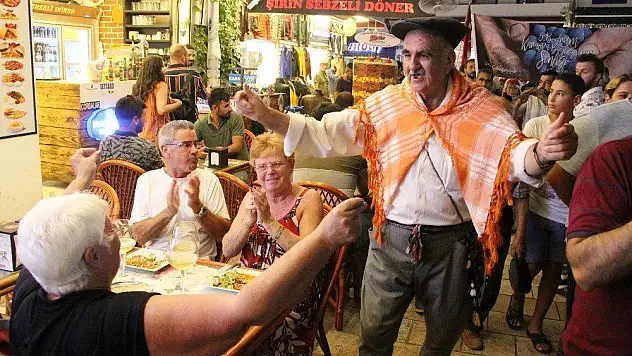 Yerli turistler oynadı, yabancı turistler fotoğraf çekti