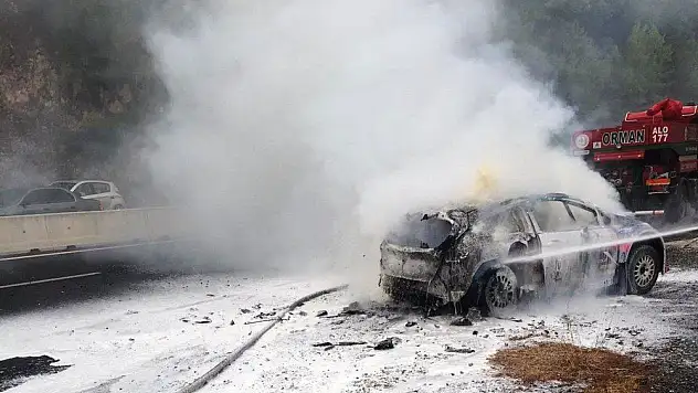 Ralli aracı tamamen yandı