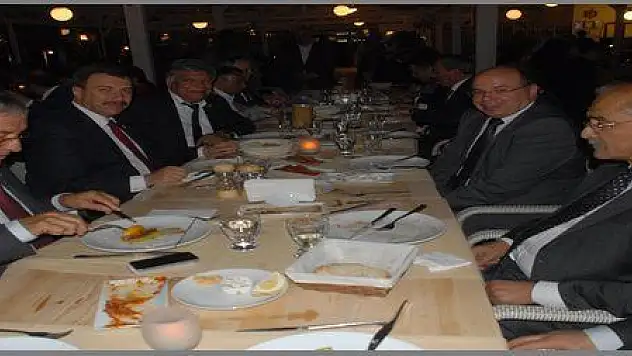  MİLLETVEKİLERİ VE ODA BAŞKANLARI YEMEKTE BULUŞTU