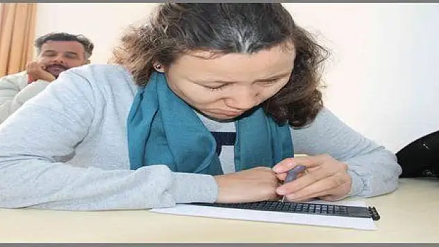 GÖRME ENGELLİLERE KABARTMALI OKUMA YAZMA KURSU AÇILDI