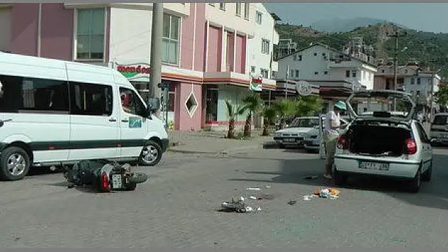 MOTOSİKLET ARACA ÇARPTI