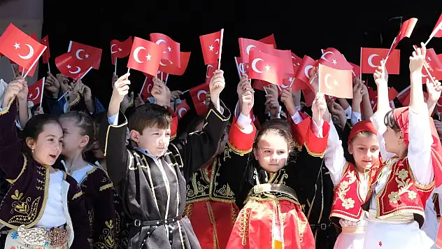 23 Nisan çoşkuyla kutlandı