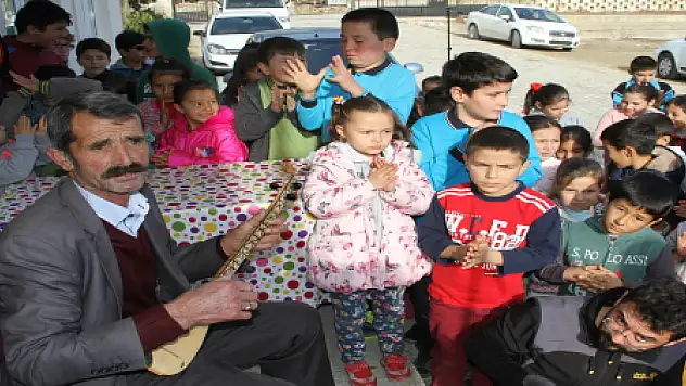 ÖĞRENCİLERE GELENEKSEL MÜZİK EĞİTİMİ...