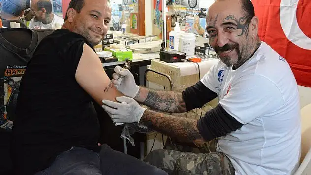 24 saatte 205 dövme gerçekleştirdi