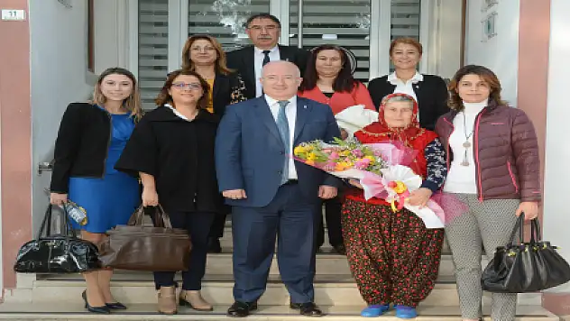 BAŞKAN GÜMÜŞ, İLKOKUL ÖĞRETMENİNİ UNUTMADI...