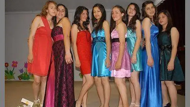 KENDİ TASARIMLARINI KENDİLERİ DEFİLE İLE TANITTILAR