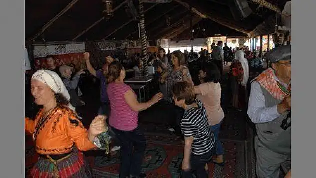 YÖRÜKLER BURS İÇİN KEŞKEK GÜNÜ DÜZENLEDİ