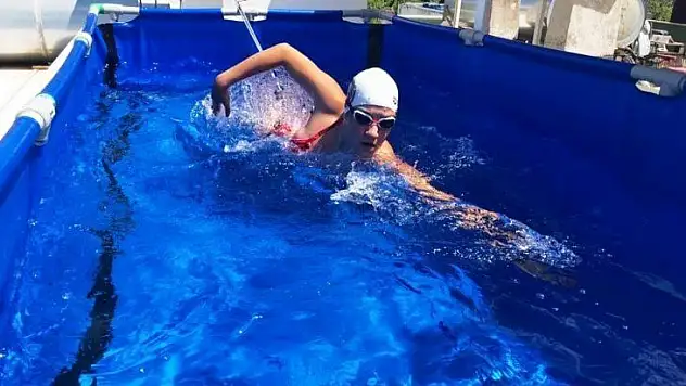 3 metrelik havuzda kilometrelerce yüzüyor