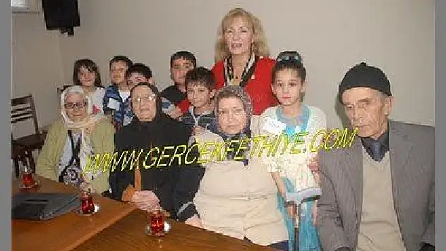 DEDE VE NİNELERİN ELLERİNİ ÖPTÜLER