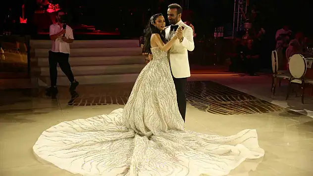 65 kilogram ağırlığındaki gelinliği, 45 kiloluk gelin taşıdı