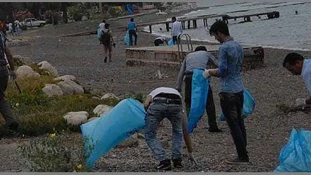 FETHİYE'DE HÜKÜMLÜLERLE ÇEVRE TEMİZLİĞİ YAPILDI