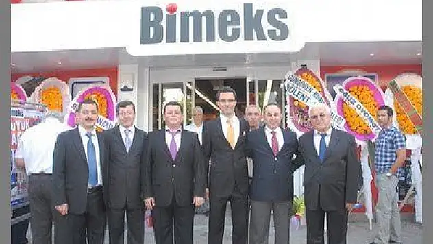 UCUZ TEKNOLOJİ ÜRÜNÜ SATIN ALABİLMEK İÇİN SAATLERCE KUYRUKTA BEKLEDİLER