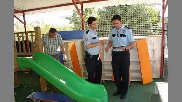 ÇOCUKLARIN OYUN ALANINI KIRIP PARÇALADILAR