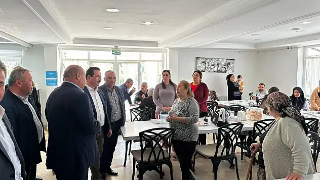 AK Parti Muğla milletvekili adayı Yakup Otgöz, depremzedeler ile bayramlaştı