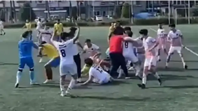 Amatör maçta kavga çıktı: futbolcular birbirine girdi