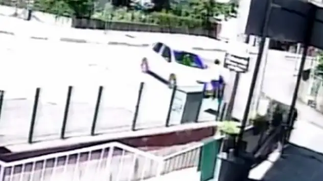 Anne ve çocuğuna otomobil çarptı