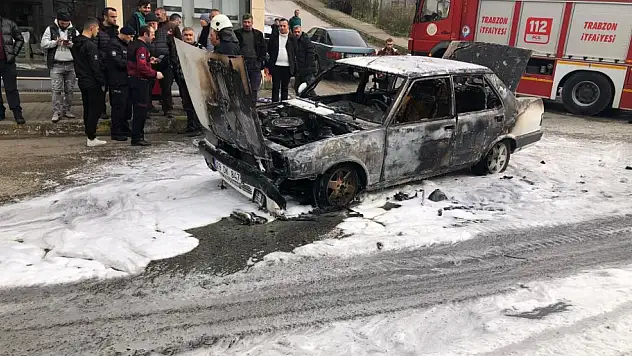 Araç Sokak Ortasında Alev Alev Yandı