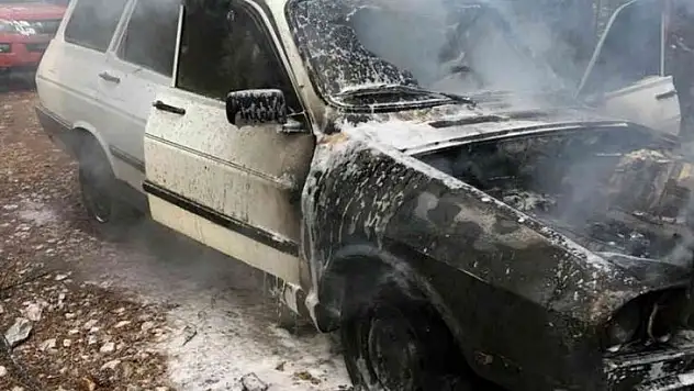 ARAÇTAKİ YANGIN ORMANA SIÇRAMADAN SÖNDÜRÜLDÜ