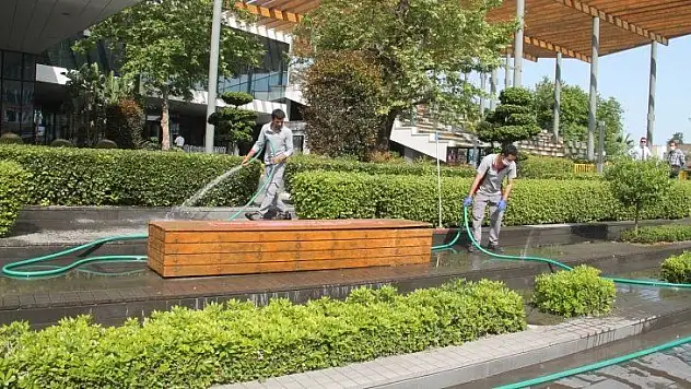 AVM korona virüsü tedbirleri ile açıldı