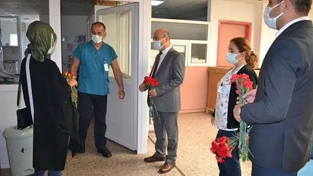 Başhekim Okulu'dan sağlık çalışanlarına kırmızı karanfiller