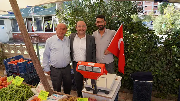 Başkan Akdenizli'den Esnaf ve Vatandaşlara Türk Bayrağı