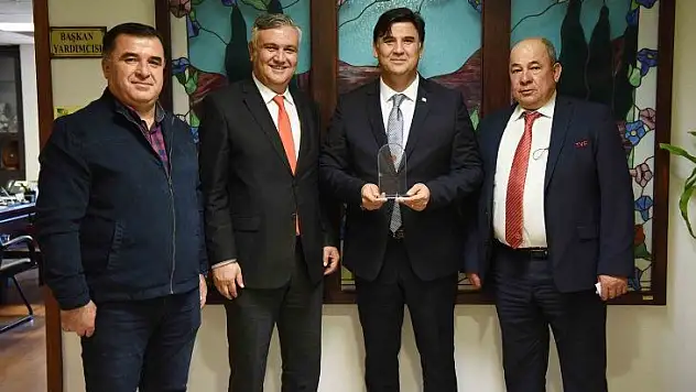 Başkan Karaca'ya Teşekkür Plaketi