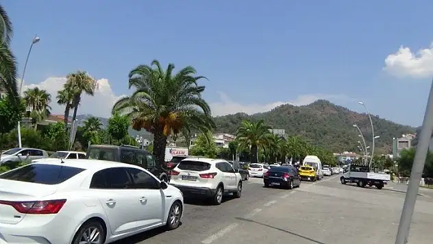 Bayram tatili bitti, Marmaris'te uzun araç kuyrukları oluştu