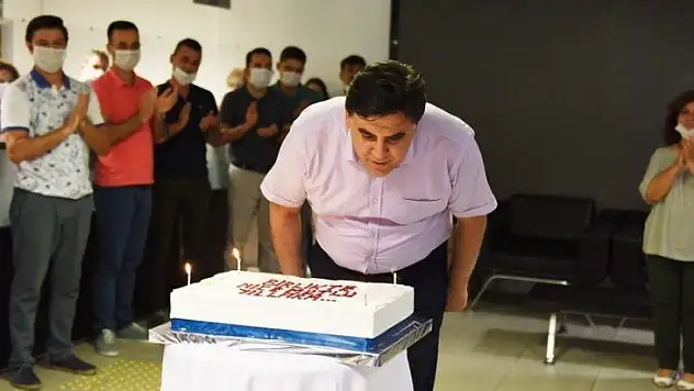 BELEDİYE PERSONELİNDEN BAŞKAN KARACA'YA DOĞUM GÜNÜ SÜRPRİZİ