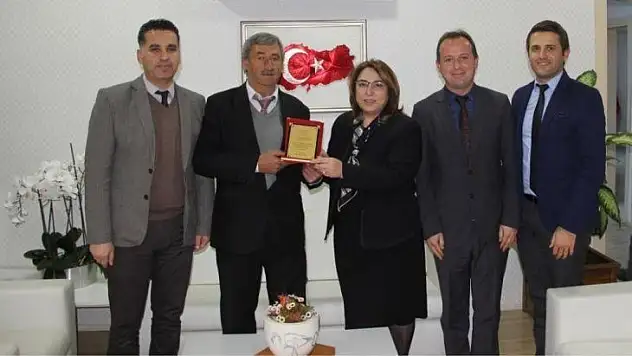 Boğa güreşi gelirini okula harcayan muhtara plaket