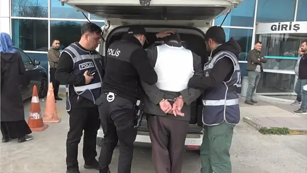 Boşanmak istemeyen eşine sokak ortasında kurşun yağdıran 70 yaşındaki adam adliyede