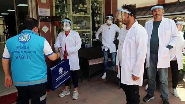 Büyükşehirden berber ve kuaförlere malzeme yardımı