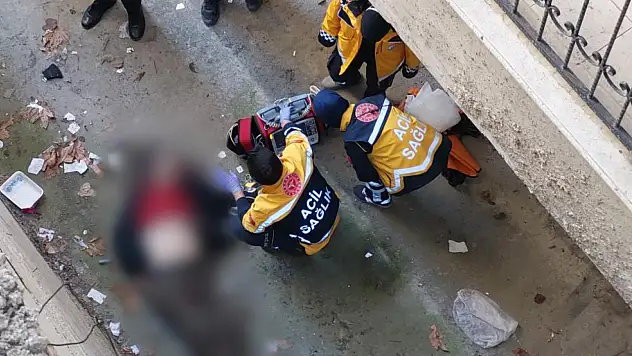 Buzdan kayarak korkuluktan düşüp hayatını kaybetti