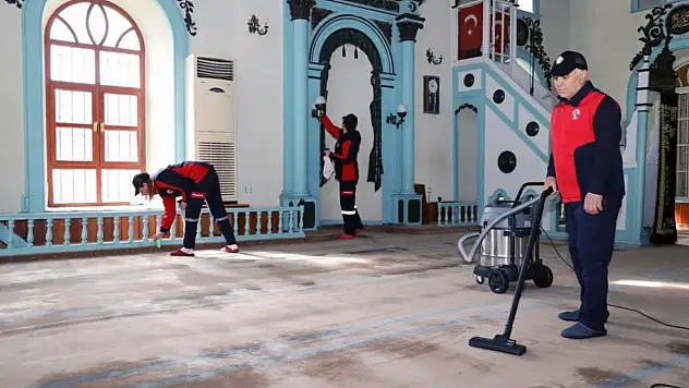 Camilerinde Bayram temizliği