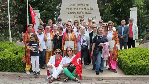 Cumhuriyet Meydanı'nda çelenk sunma töreni yapıldı