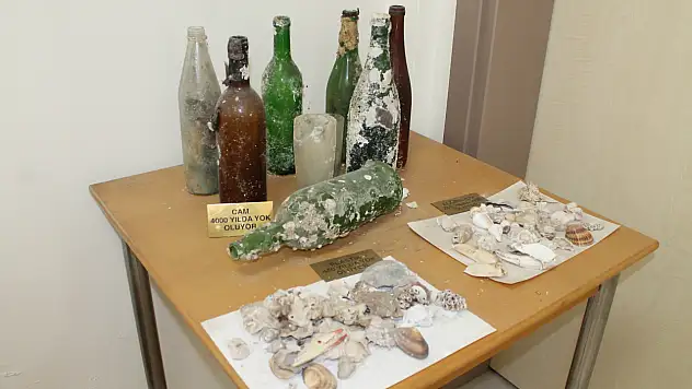 Deniz dibinden çıkan çöpler sergileniyor 