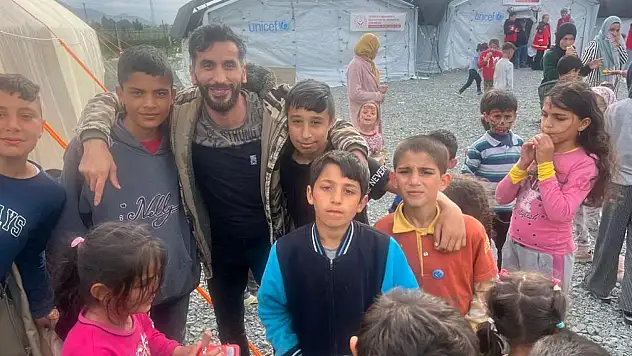 deprem bölgesinde ekibiyle ücretsiz saç kesip, bakım yaptı