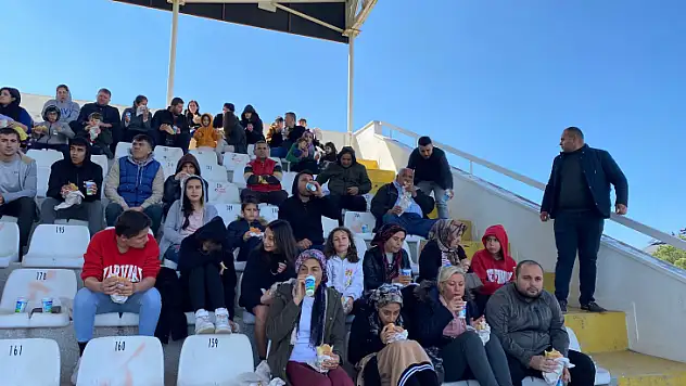 DEPREMZEDE VATANDAŞLAR, FETHİYESPOR MAÇINDA