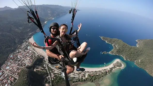 'Diren Wuhan' Yamaç paraşütçülerinden Çinlilere destek