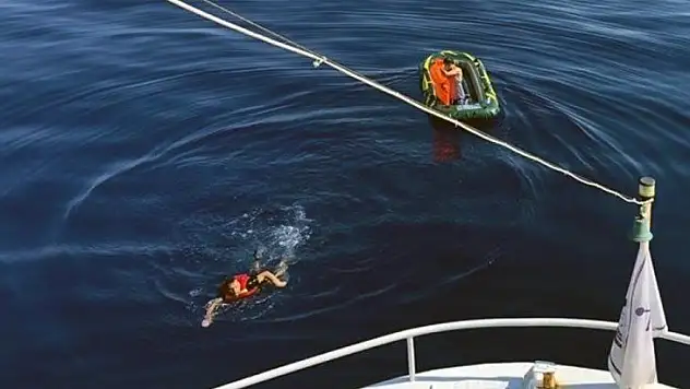 Düzensiz göçmenler yolcu feribotuna sığındı