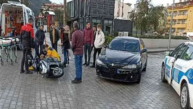 Ehliyetsiz sürücü motosiklete çarptı: 1 yaralı