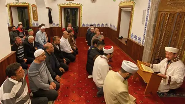 Enderun usulü teravih namazı kılındı