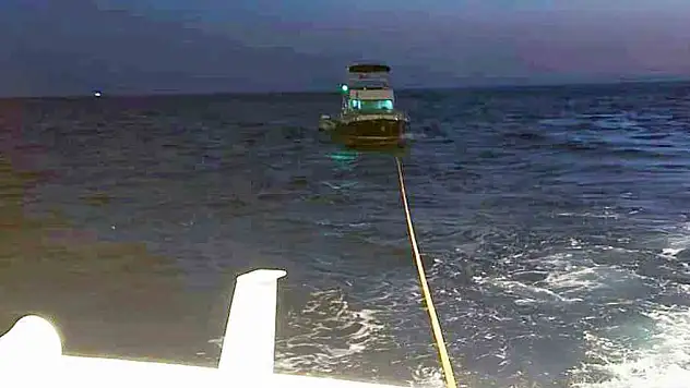 Tekneyi KIYEM ekipleri kurtardı