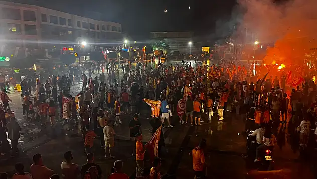 Fethiye'de coşkulu kutlama: Meydan sarı kırmızı!