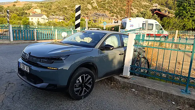 Fethiye'de feci kaza: 4 yaralı, araçlar hurdaya döndü